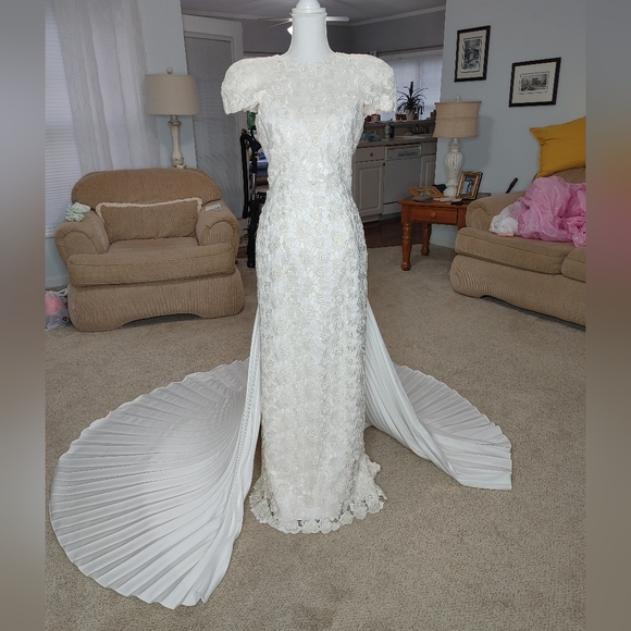 VINTAGE 90'S DEMETRIOS LACE OVERLAY WEDDING DRESS WITH TRANE, OFF-WHITE/WHITE 10 - Picture 2 of 16